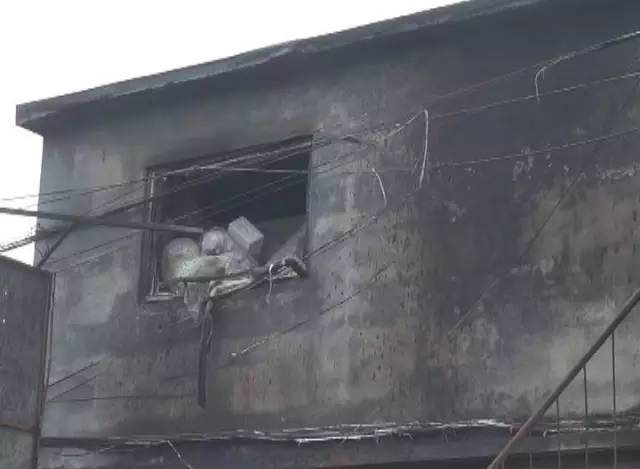 济南洛口东村液化气罐爆炸 周围房屋全都遭殃