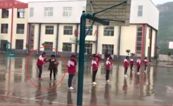 在另一段视频中，学校食堂员工曾劝学生避雨未果。.png