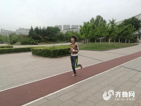 两年跑三千公里 济南五旬老人赤脚跑出健康与愉悦
