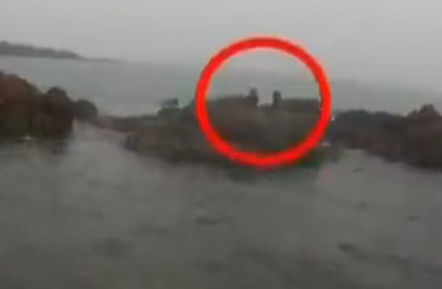 26秒 | 只因留恋青岛海景 这两名外国游客被困礁石