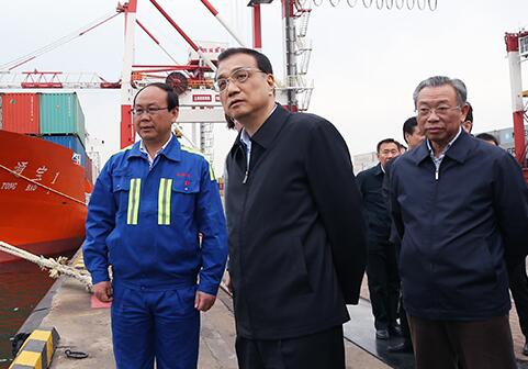 52秒|又是开车看手机惹祸 费县6岁男孩过马路