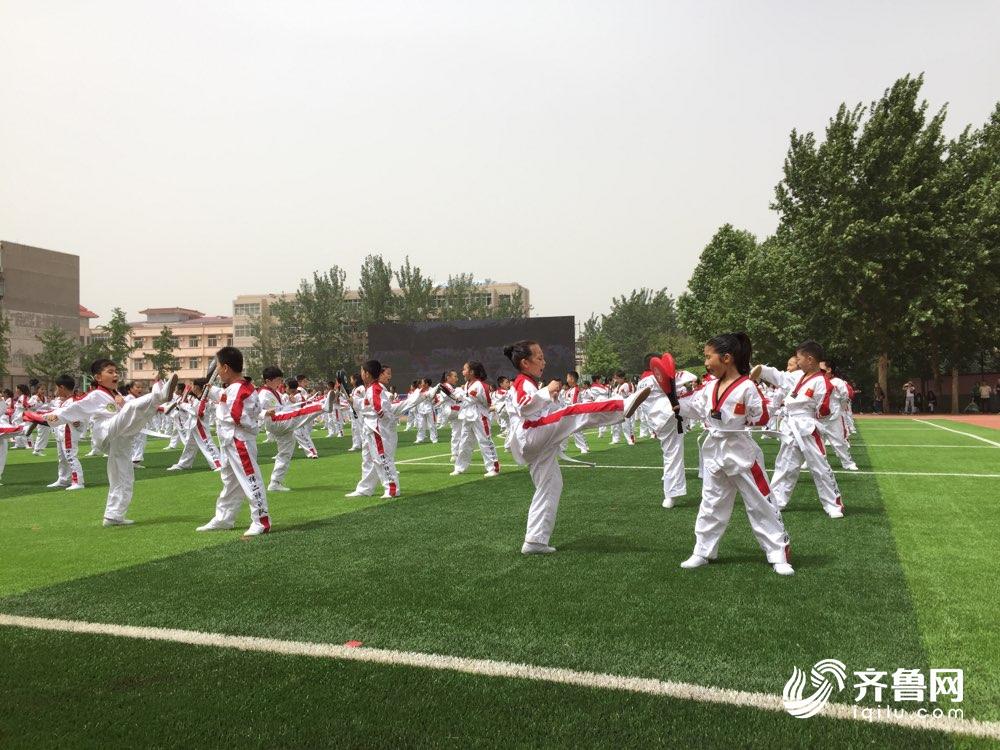跆拳道轮滑太极 济南孩子们为了“一校一品”表演也是拼了