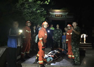 青州云门山一游客下山时跌倒 消防队员连夜爬山救援