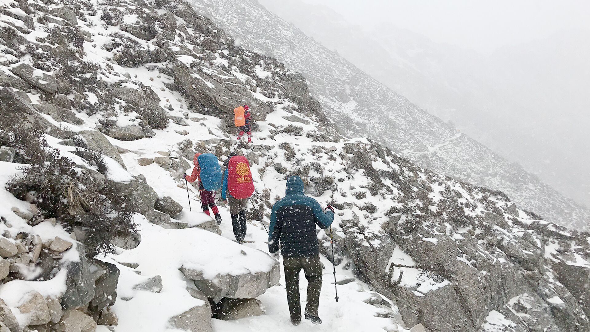 40余驴友穿越鳌太线遇暴风雪被困 秦岭上展开生死大救援