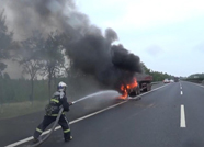 泰安：高速路上空载货车车头起火烧成空壳 无人员伤亡