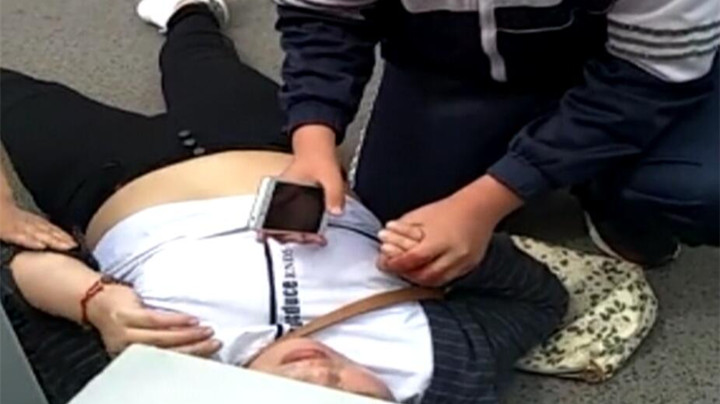 60秒｜母亲被撞倒地晕厥慌了孩子 淄博市民合力施救