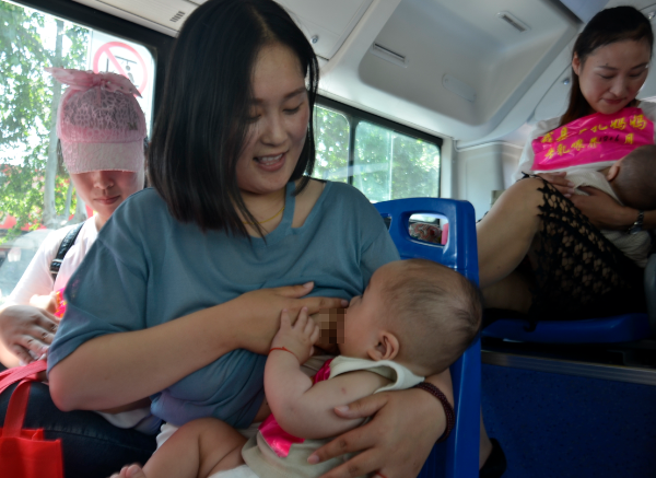 临沂妈妈BRT上“玩”哺乳快闪 呼吁改善母乳环境