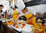 潍坊多部门联合举办烹饪服务技能大赛 倡导低盐低油健康饮食理念