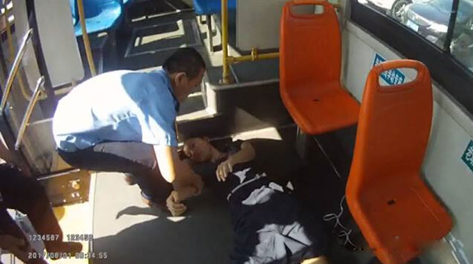 114秒|烟台女子公交车上晕倒 司机交警合力救援