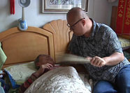 潍坊一男子照顾偏瘫养母8年 只希望“妈好好的”