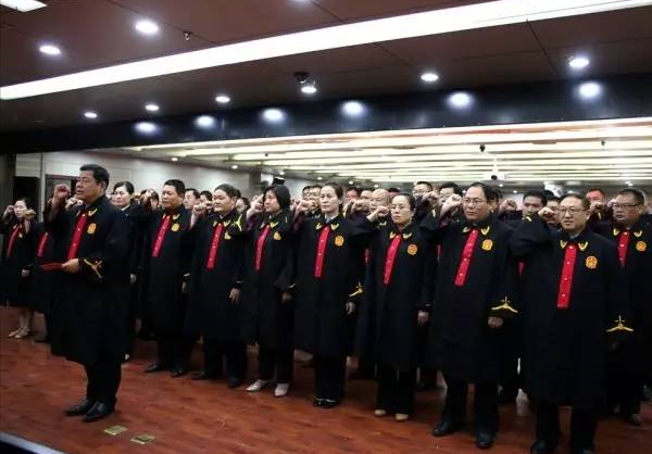 郯城县法院举行首批员额法官宣誓仪式