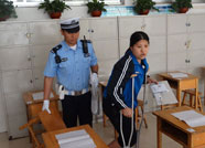 潍坊一考生坐轮椅行动不便 执勤民警护送进场