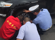潍坊：考点外车辆突然爆胎 警民合力救援