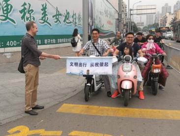 济南：文明不分国界 美国友人体验交通志愿者
