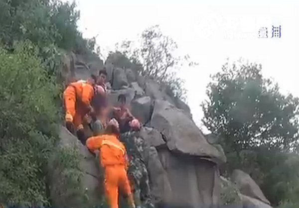 74秒 | 父子爬华山被困半山腰 济南警民齐力救援