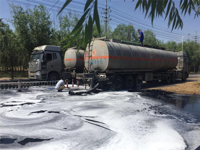 潍坊：两车相撞原油泄漏  民警凌晨紧急救援