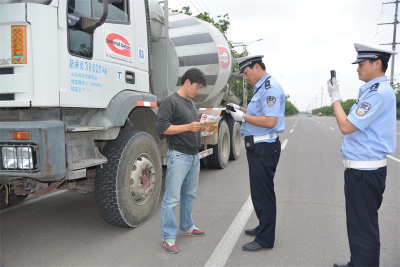 潍坊经济开发区交警开展针对货车违法行为大检查