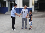潍坊临朐：抓获在逃犯 民警轮流帮照看8岁儿子