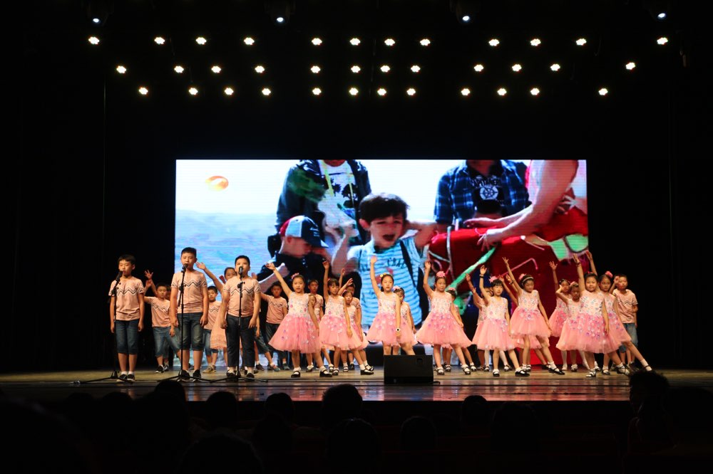 济南:300名少儿同台献艺 英语口语尽显功底