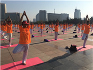 第三届潍坊前任瑜伽公益大会举行 国内千余名瑜伽爱好者参与