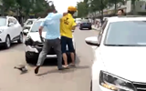 阳谷：外卖小哥与轿车司机刮蹭 遭对方两次殴打并被拖行