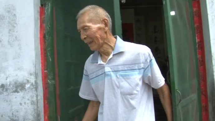 淄博8旬退休教师义务捡垃圾24年 曾捡万元现金还失主