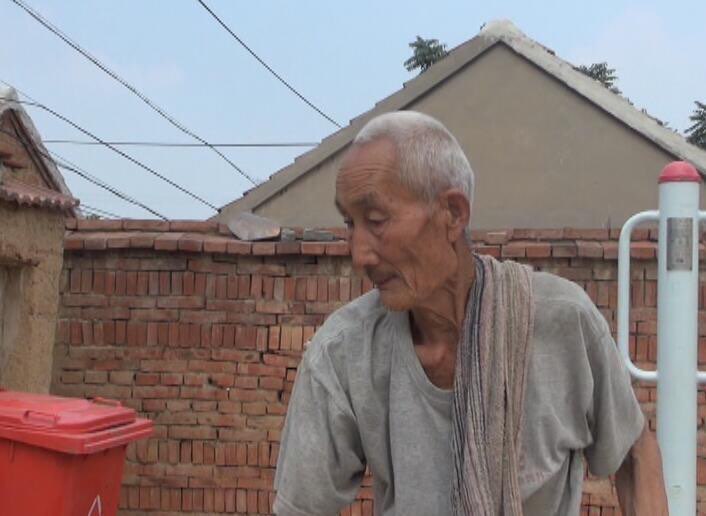 章丘85岁老党员义务打扫村子30年：没钱咱就不能干净了？