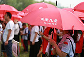 罗庄“小红伞”扶贫助童行动启动 现场帮扶80名贫困儿童