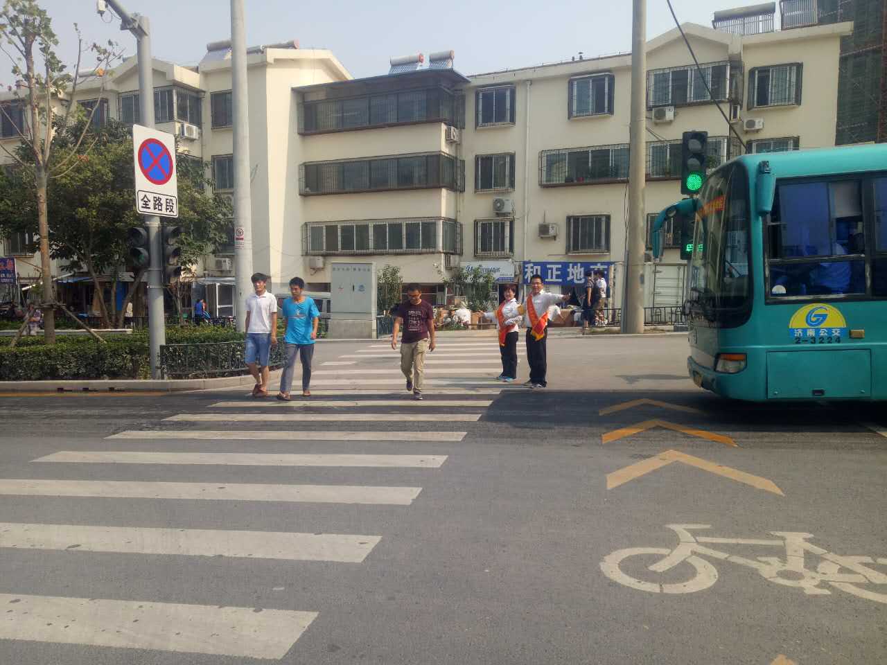 济南：公交司机走上街头 号召礼让斑马线