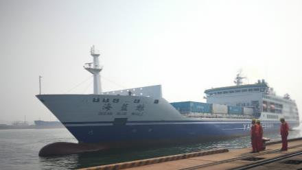 世界最大客箱船“海蓝鲸”轮成功首航