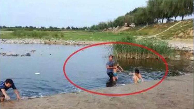 点赞！岸边乘凉发现儿童溺水，两男子成功挽救孩子生命