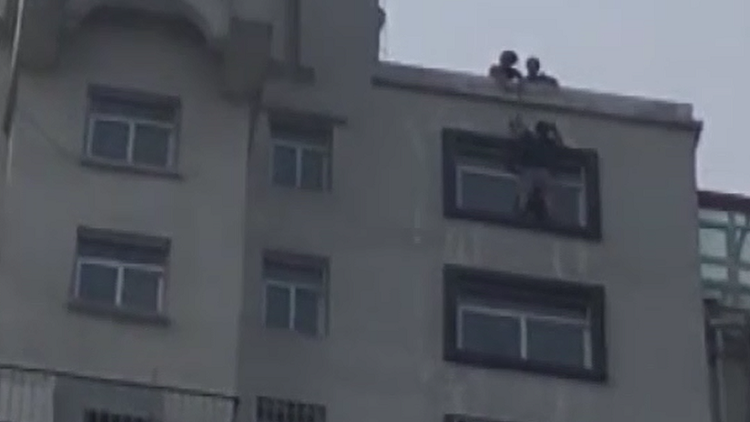 青州小伙被困16楼窗外命悬一线，好心市民合力救援