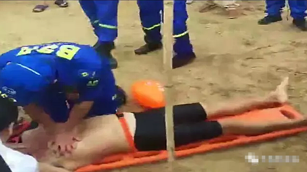 77秒|老人游泳比赛突发意外 蓬莱海水浴场上演生死营救