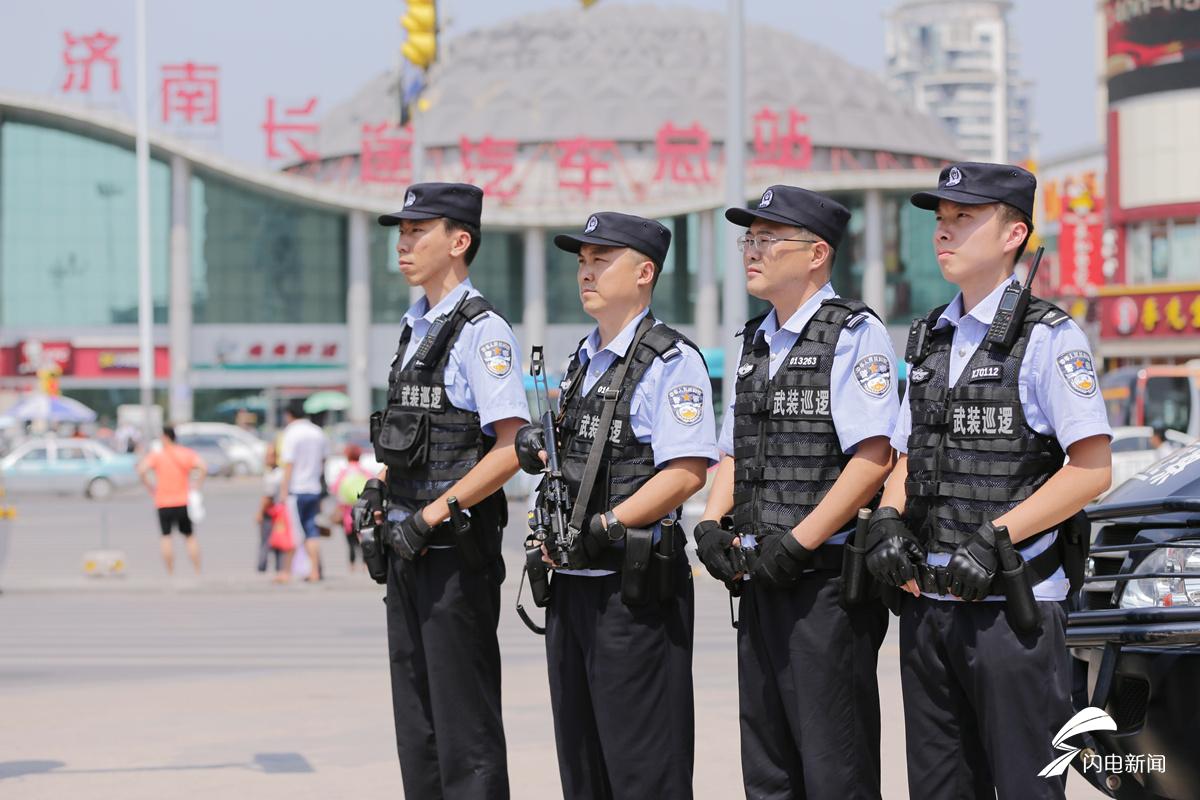 巡警大队武装巡逻队在长途汽车总站执勤1_副本.jpg