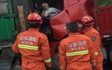聊城：暴雨天三车追尾 消防员十分钟救出被困者