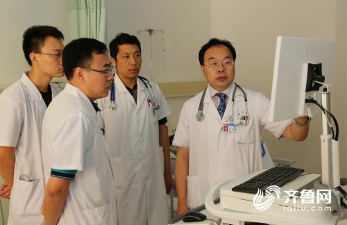 马俊杰（右一）和他的医疗团队讨论患者的病情_meitu_27.jpg
