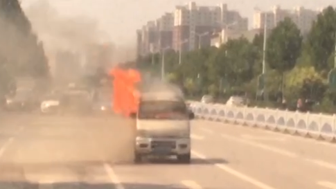 27秒 | 聊城昌润路一辆面包车自燃