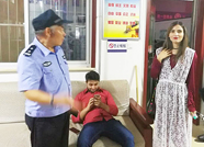 两名外国游客取款被“吞卡” 泰安民警帮忙解困