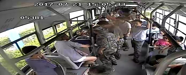济南：男子公交车上突然晕厥 司机与同乘战士紧急救助