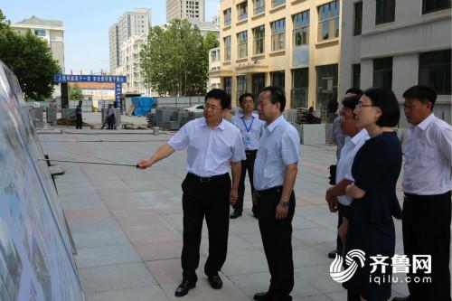 郭光远院长（左一）为杨军院长（左三）一行介绍荣成分院发展规划。_meitu_1.jpg