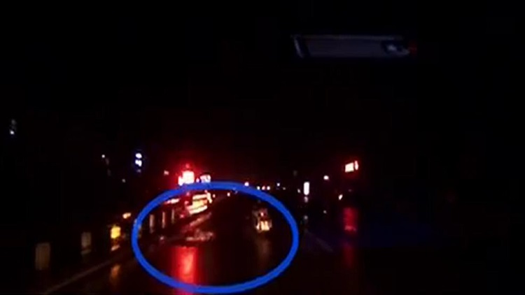 昌乐醉酒男子骑摩托车撞上路中间护栏,后座男子跌落死亡