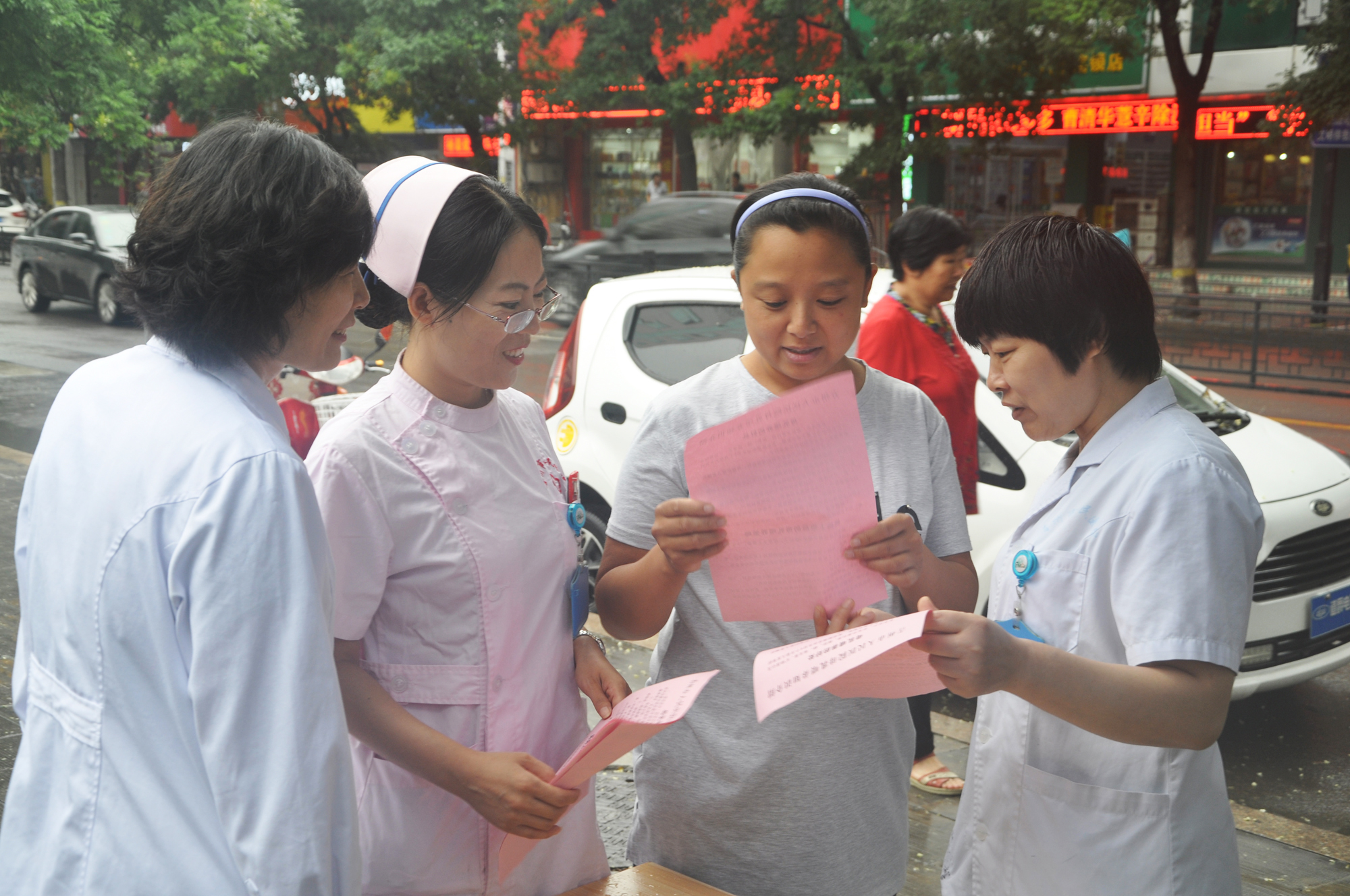 青州市人民医院医务人员走上街头宣传母乳喂养