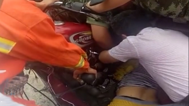 39秒现场丨淄博一女子手臂卷进车轴 消防破拆剪衣救人