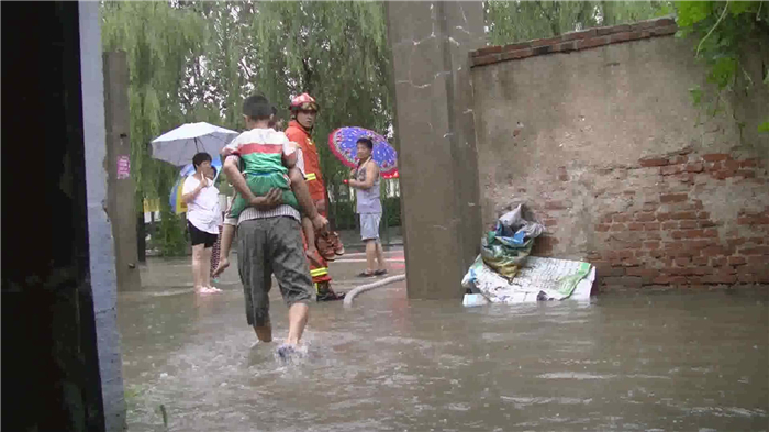 潍坊：暴雨致民房内涝两名儿童被困  消防紧急救援