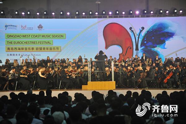 闭幕式上，多国联合乐团正在演奏（俞方平摄）.JPG