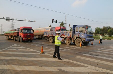 淄博交警集中整治危化品运输车和重型柴油货车