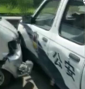 現實版“速度與激情”！濟寧一面包車阻礙執法別警車撞行30米