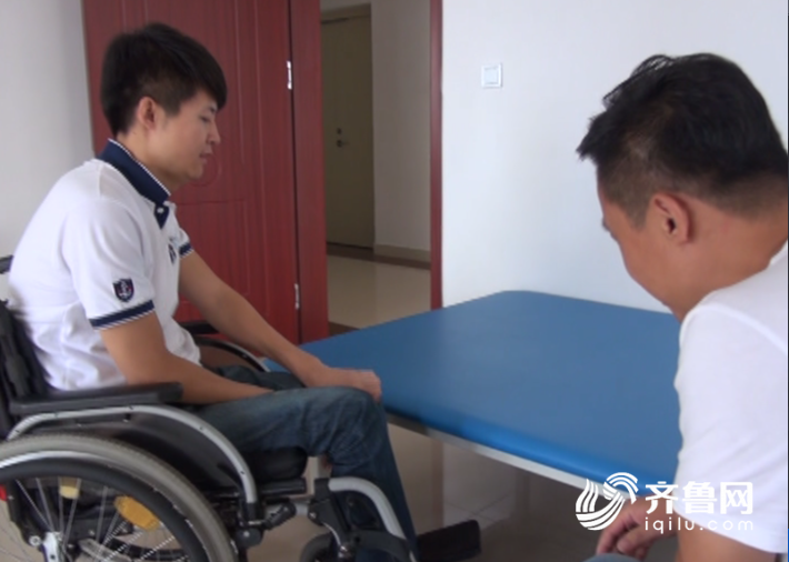 孙文浩指导吴震练习从轮椅转移到床上.png