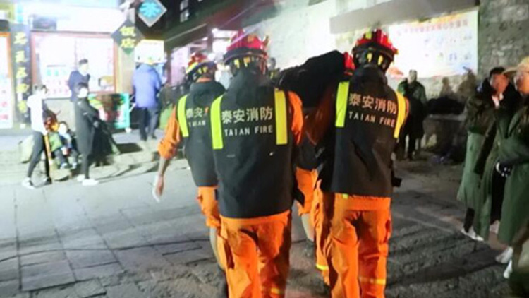 65秒丨泰山上一天五起救援 消防官兵深夜往返十八盘至凌晨