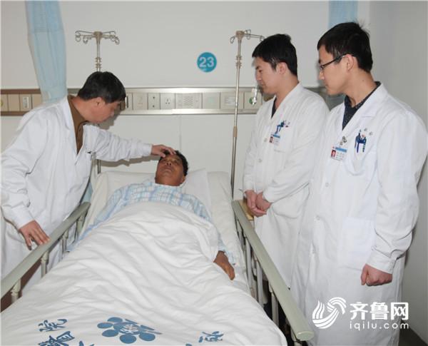 刘小方主任（左一）带领他的医疗团队查房中.JPG_副本.jpg